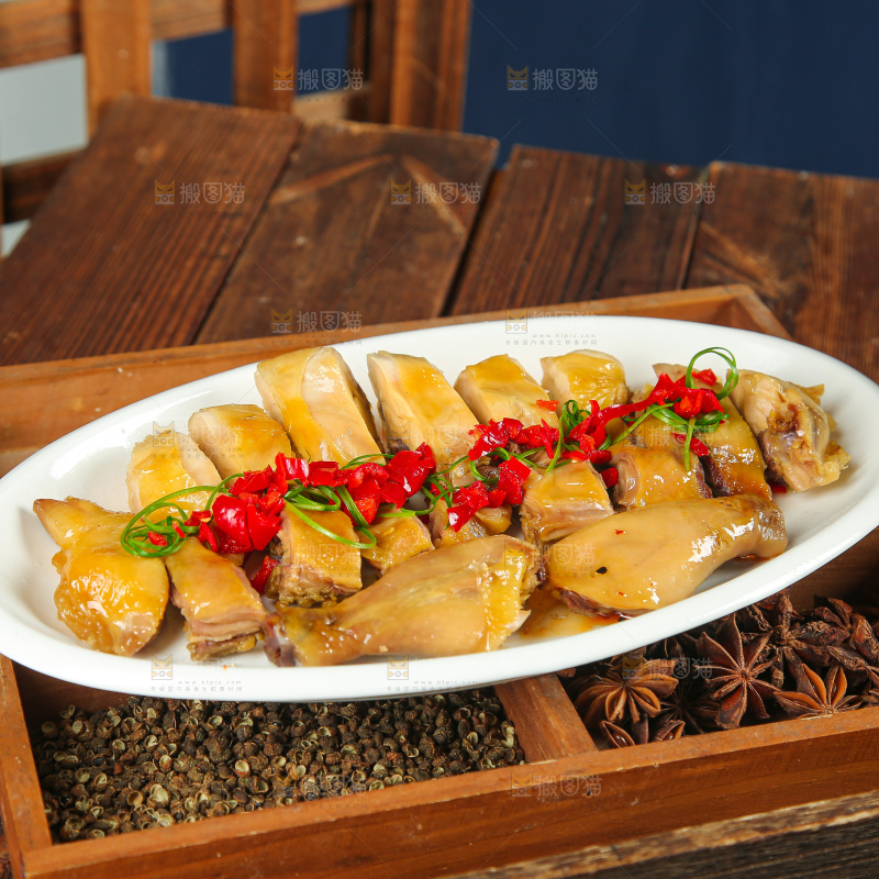 深底上的风干鸡菜品