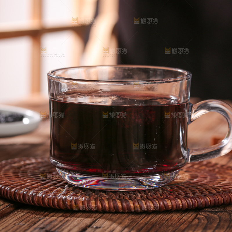 深底上的桑葚干