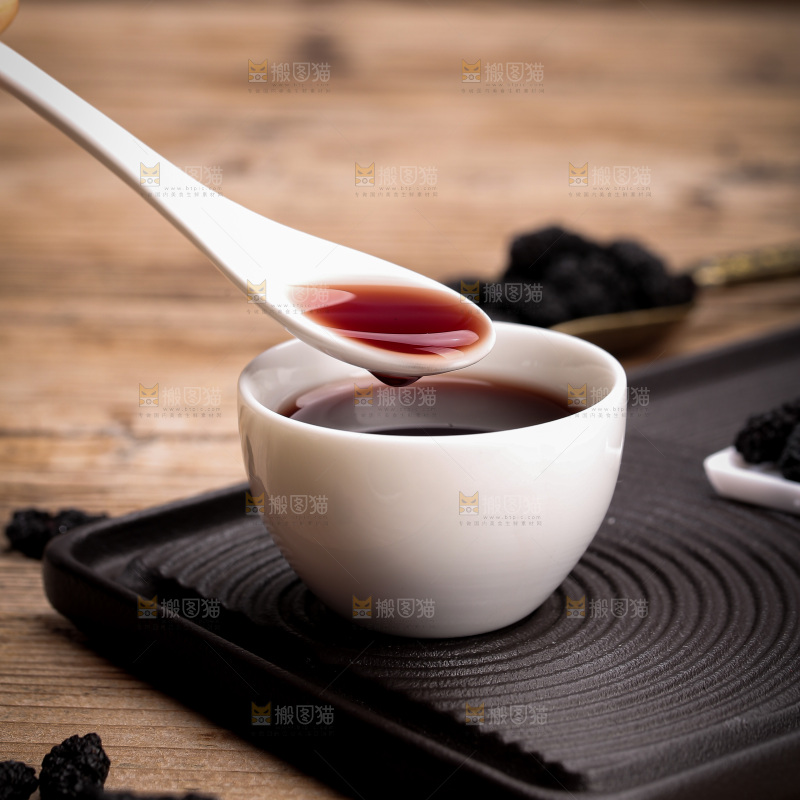 深底上的桑葚干