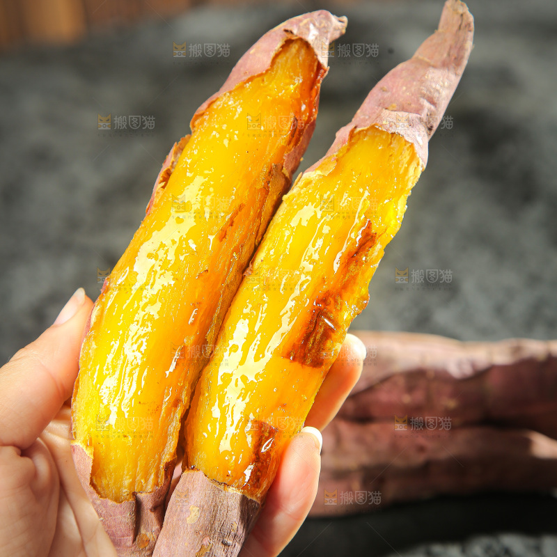 深底上的烤熟红瑶蜜薯