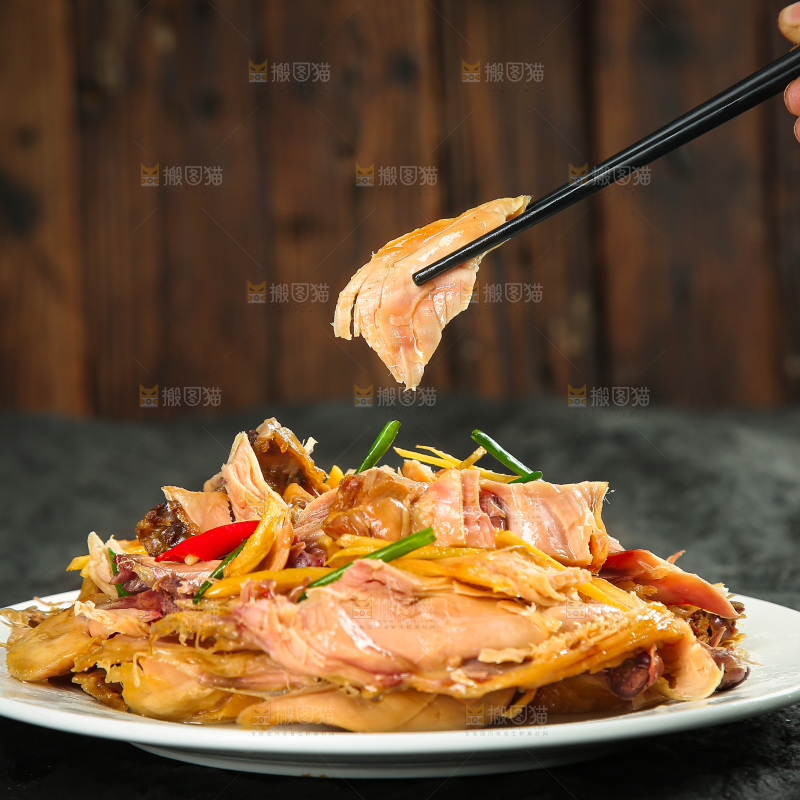 深底上的风干鸡菜品