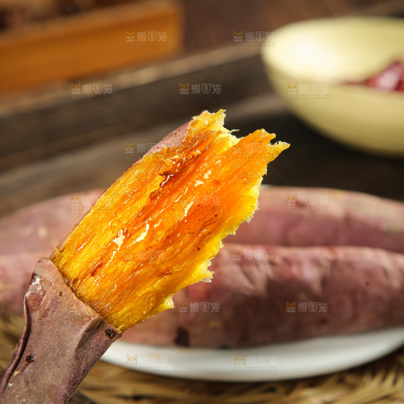 深底上的烤熟红瑶蜜薯