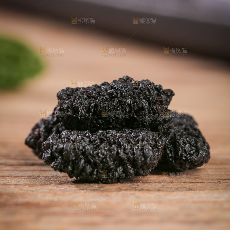 深底上的桑葚干