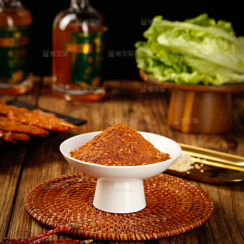 深底上的蘸料