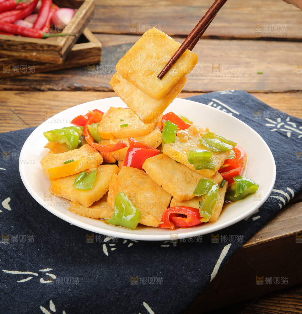 木底上的香煎豆腐