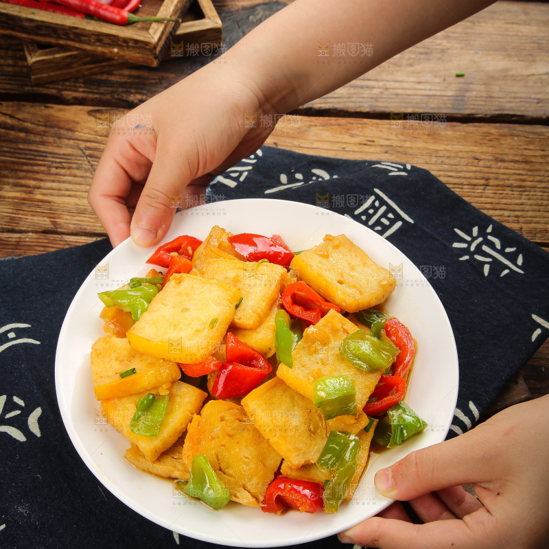 木底上的香煎豆腐