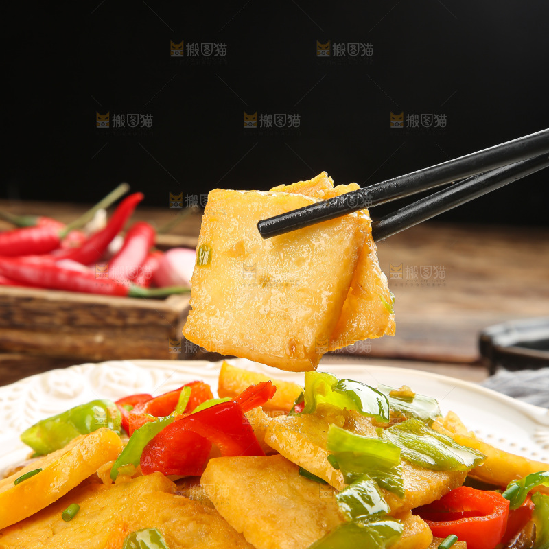 木底上的香煎豆腐