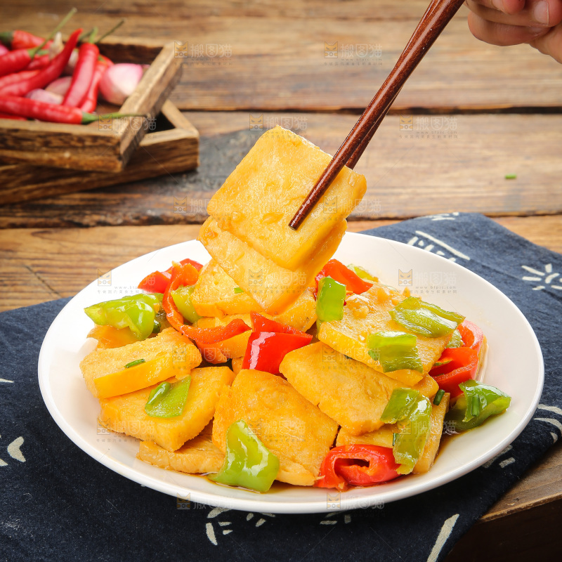 木底上的香煎豆腐