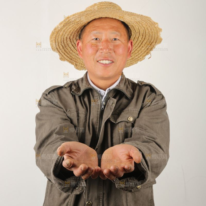 大叔手抬着