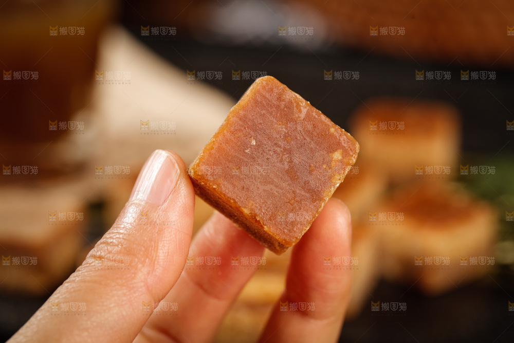 深底上的红糖块