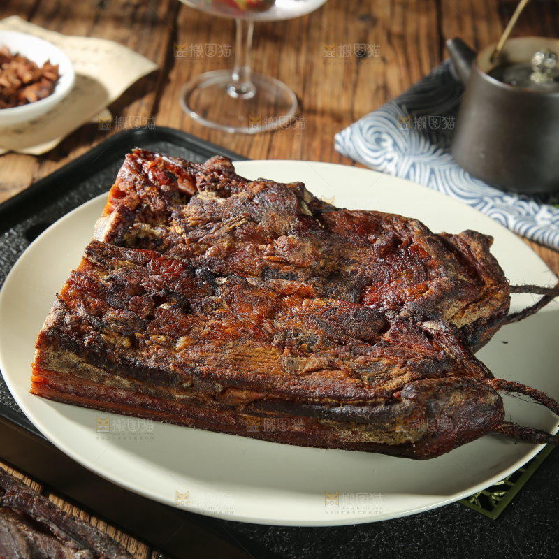 深底上的腊肉