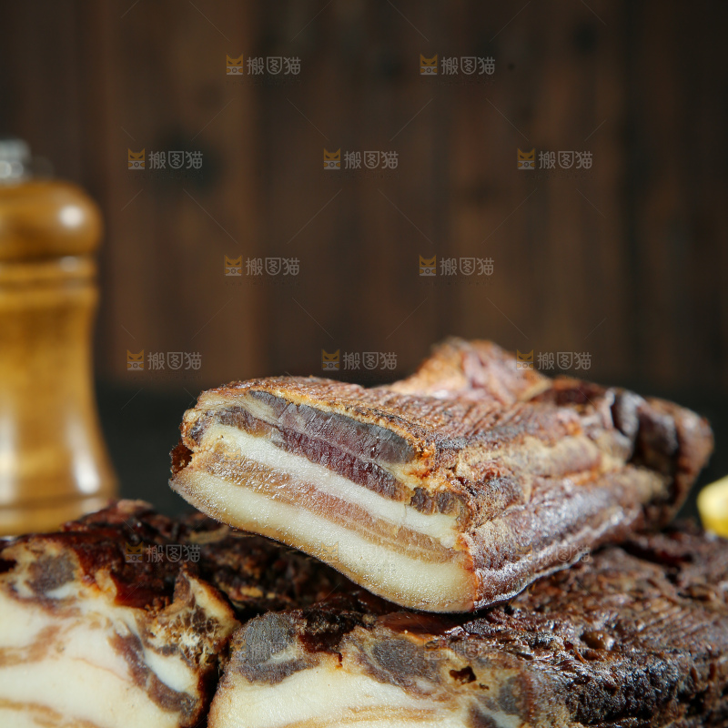 深底上的腊肉