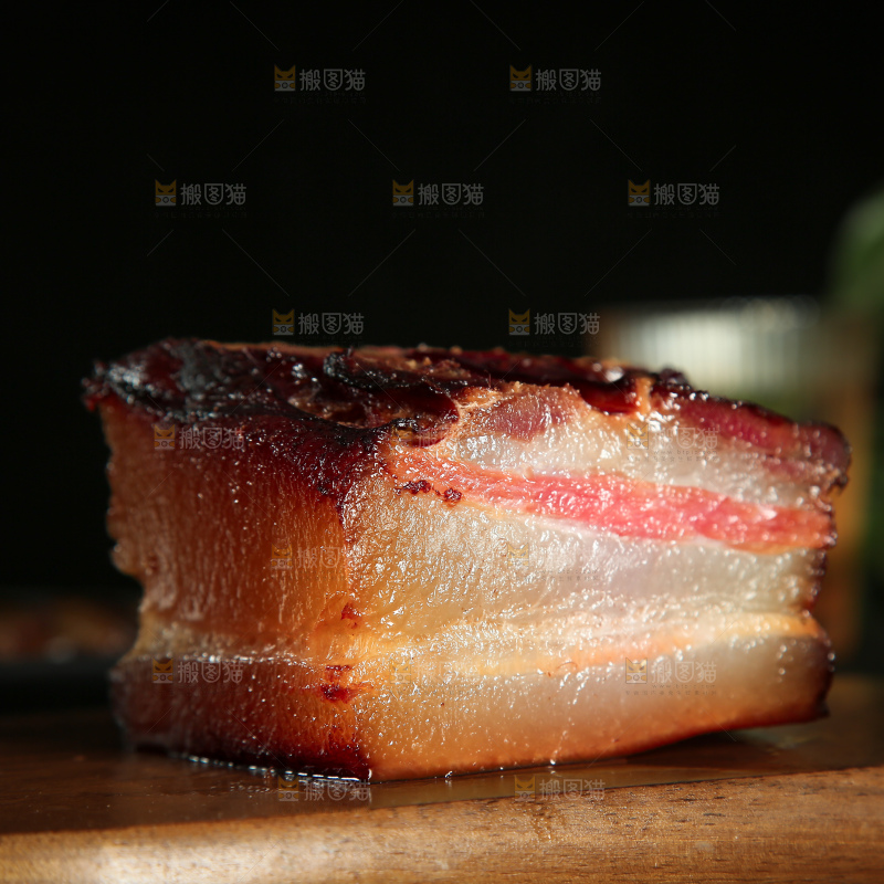 深底上的腊肉