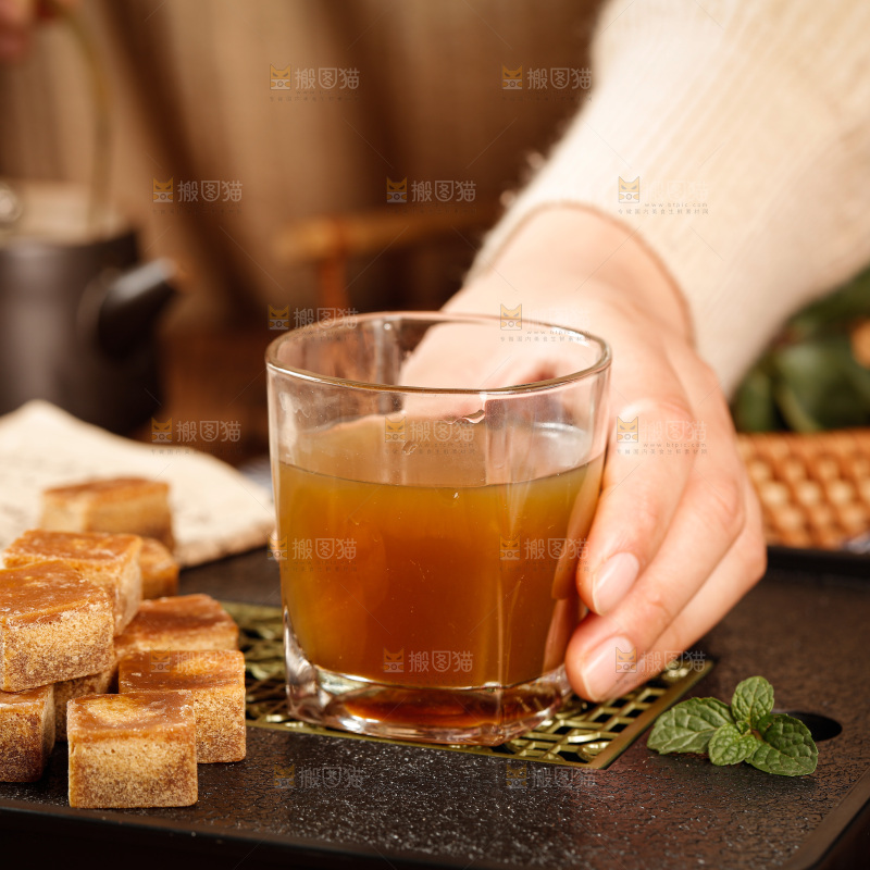 深底上的红糖块