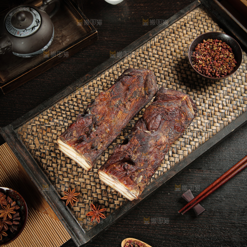 深底上的腊肉