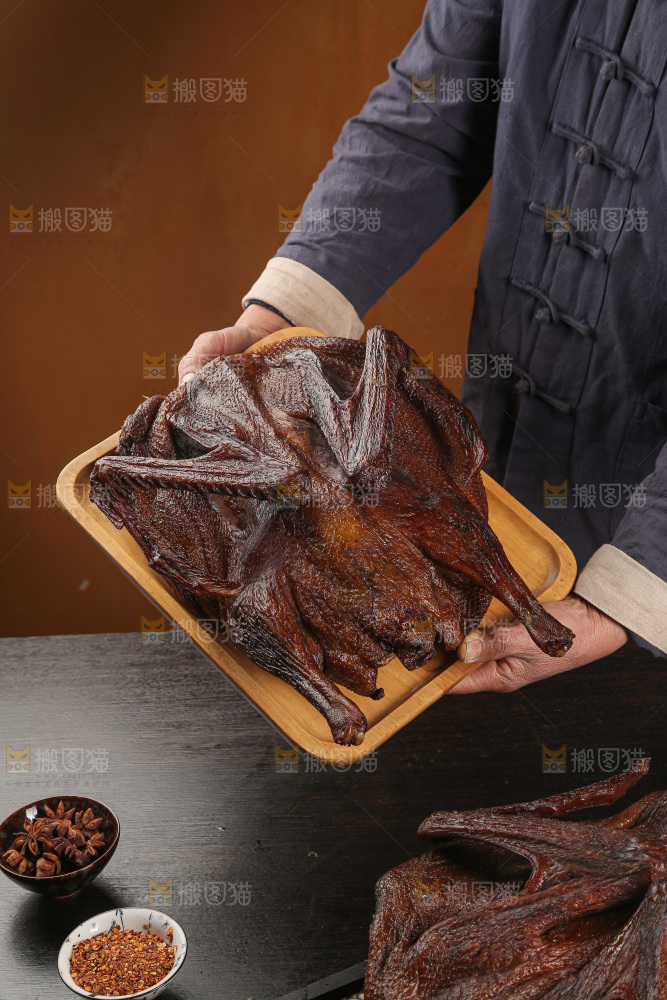 深底上整只腊鹅