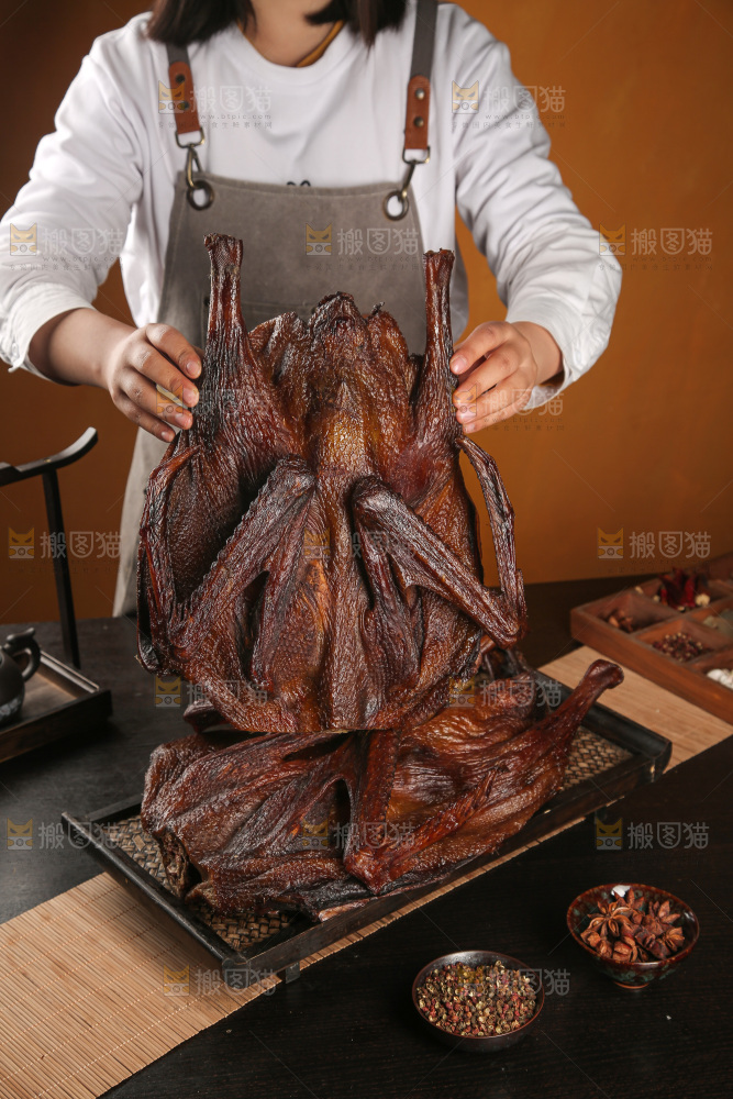 深底上整只腊鹅