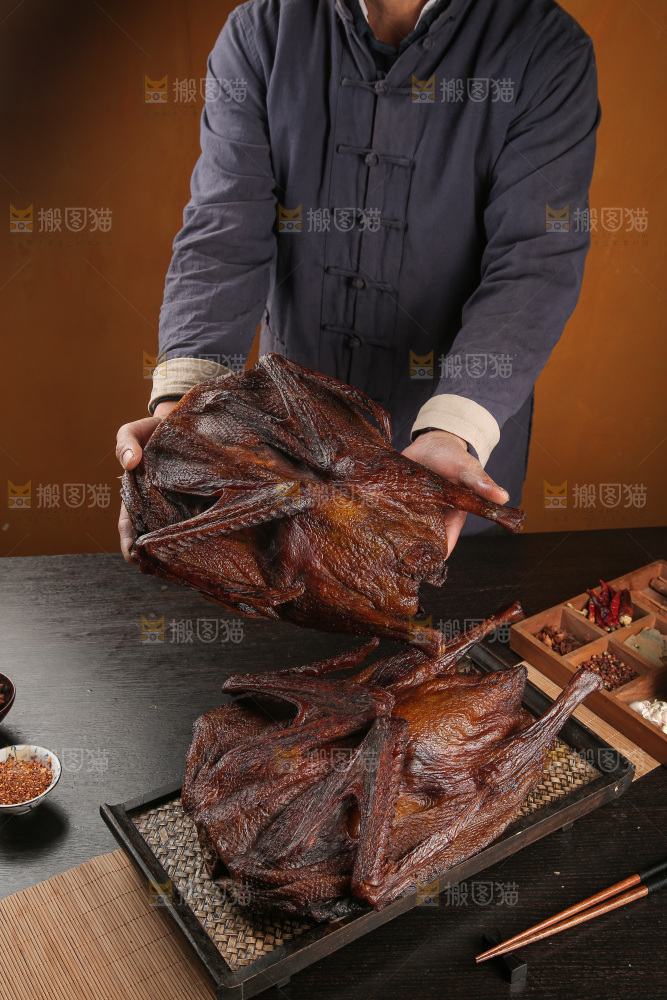 深底上整只腊鹅