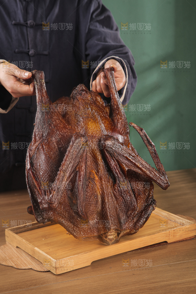 深底上整只腊鹅
