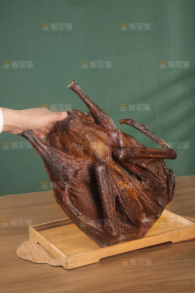 深底上整只腊鹅