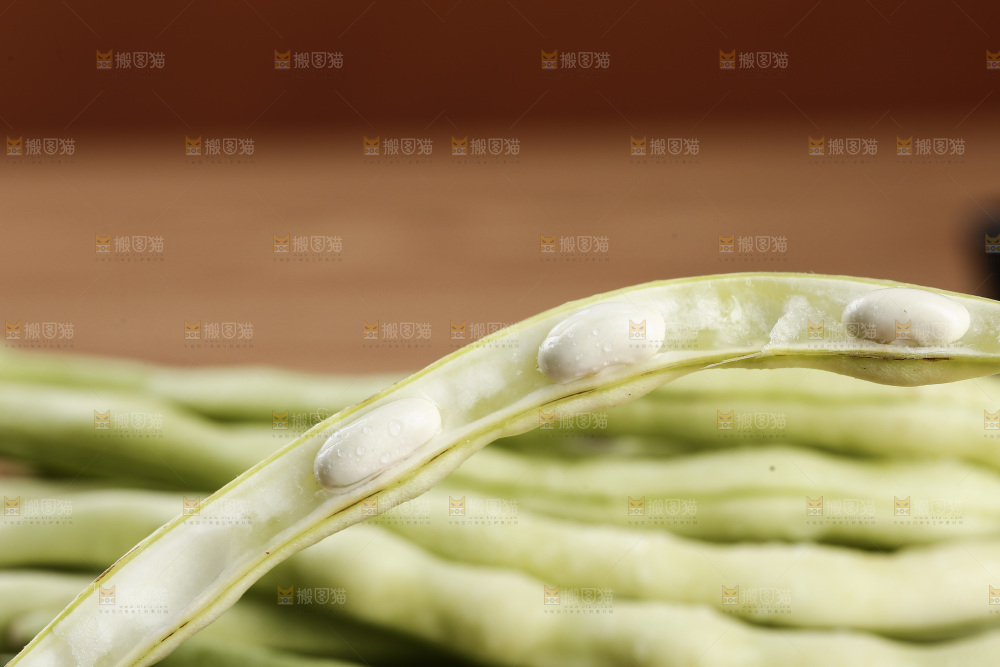 深底上的白芸豆角