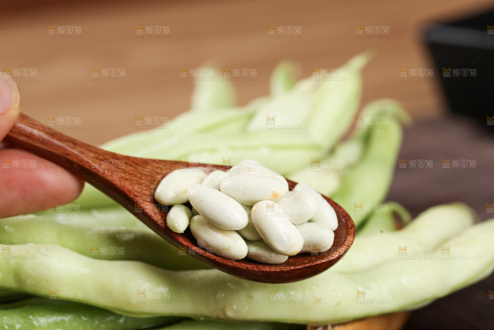 深底上的白芸豆角