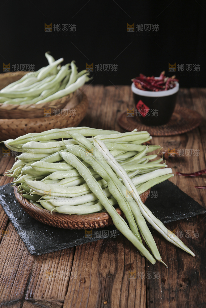 木底上的白芸豆角