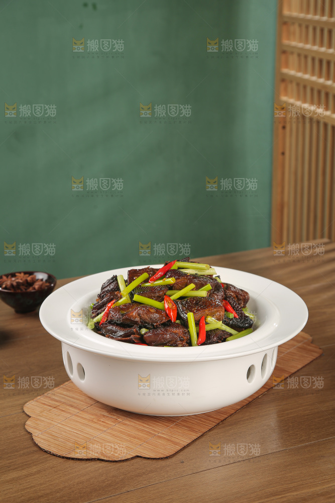 深底上的酱鹅