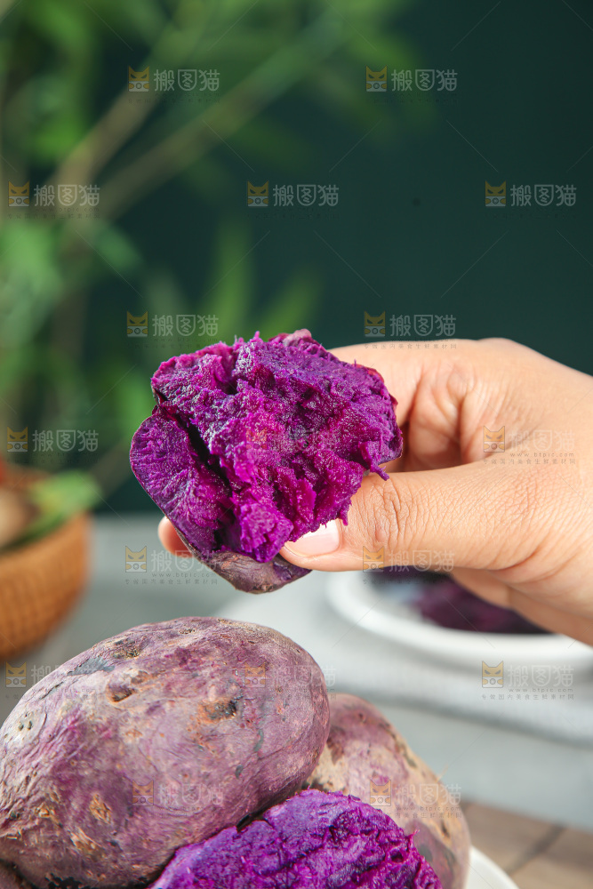 深底上的紫薯