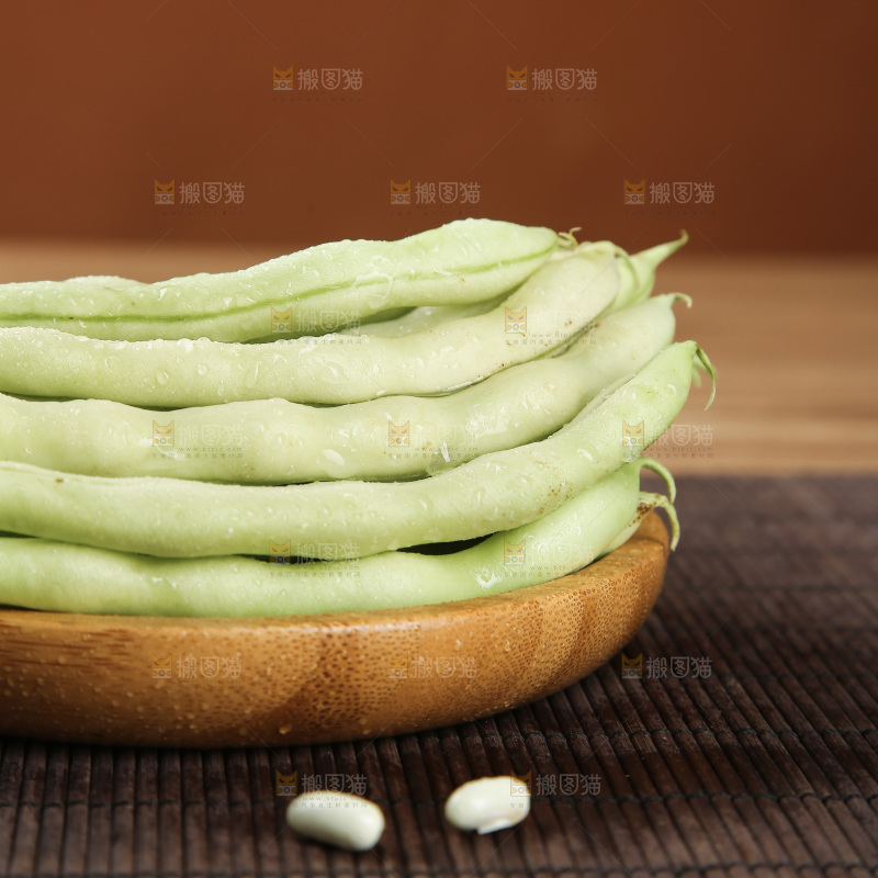 深底上的白芸豆角