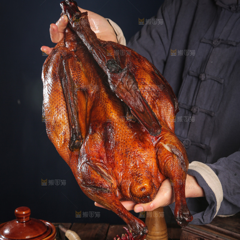 深底上的酱鹅