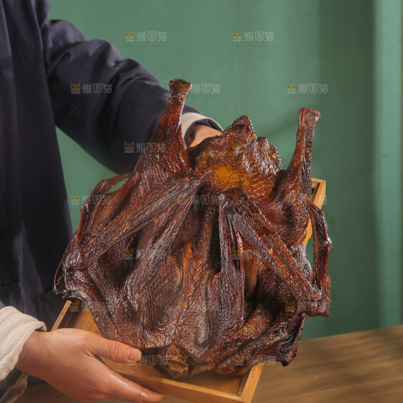 深底上整只腊鹅