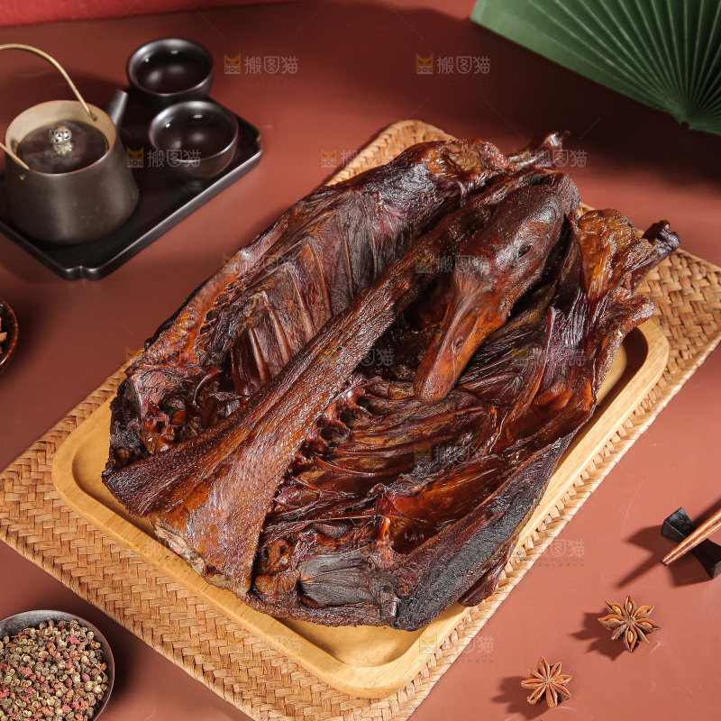 深底上整只腊鹅