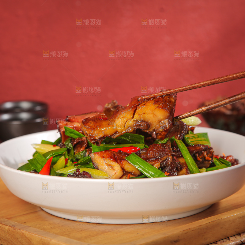 深底上的炒腊鸭