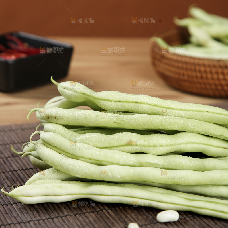 深底上的白芸豆角