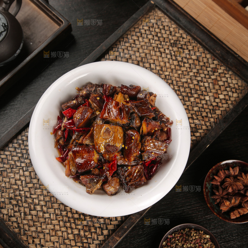 深底上的炒腊鸭