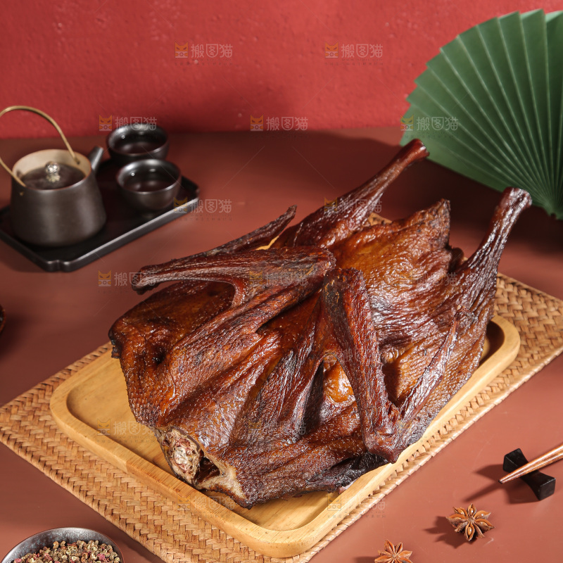 深底上整只腊鹅