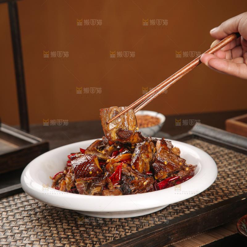 深底上的炒腊鸭