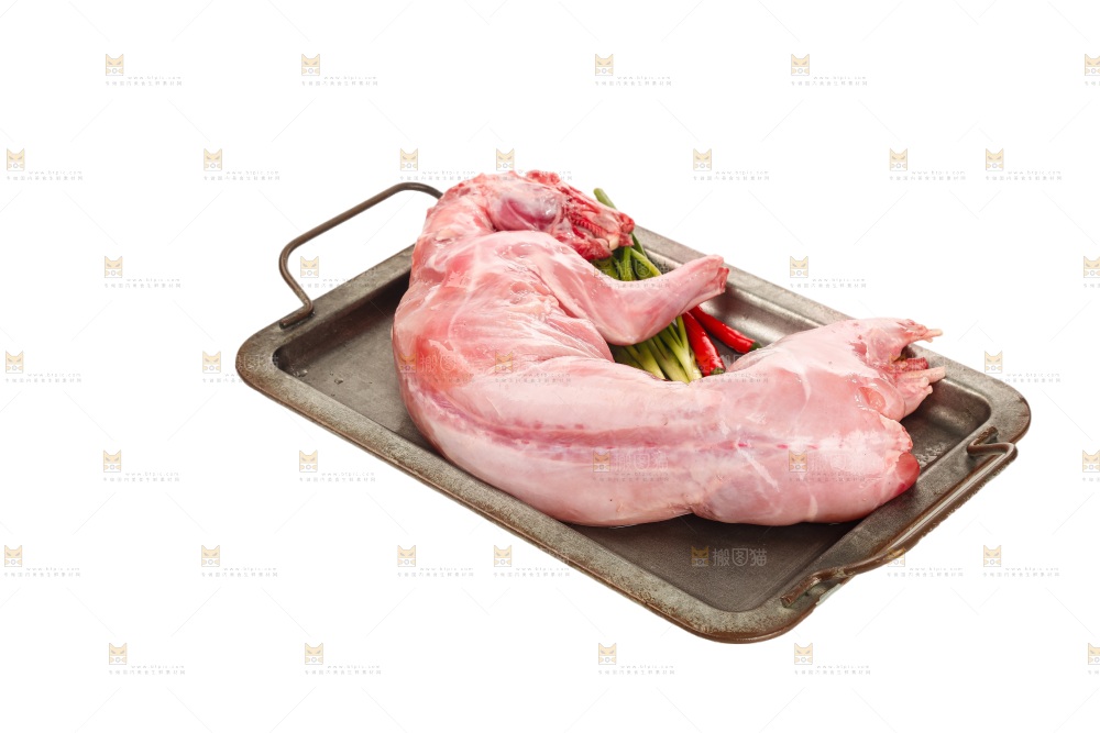 白底上的新鲜兔肉