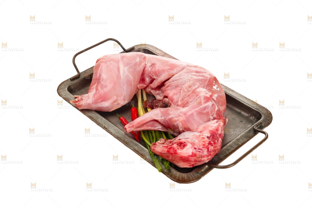 白底上的新鲜兔肉