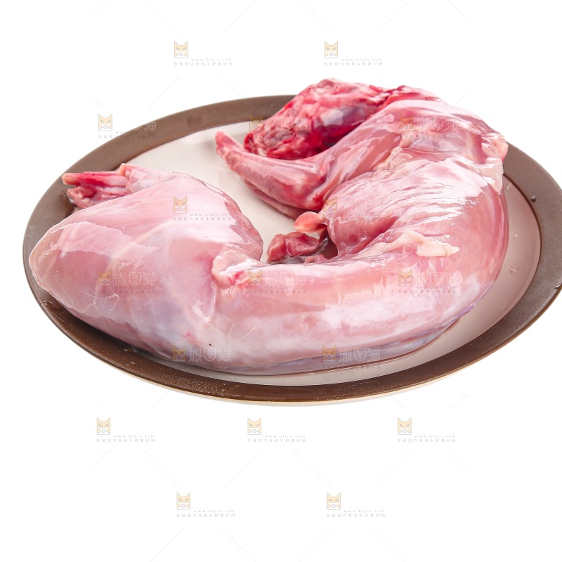 白底上的新鲜兔肉