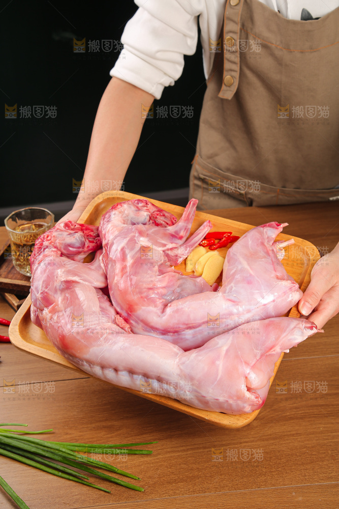深底上的新鲜兔子