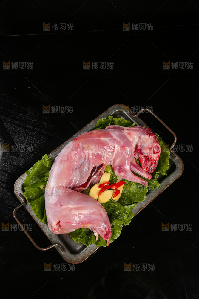 深底上的新鲜兔子