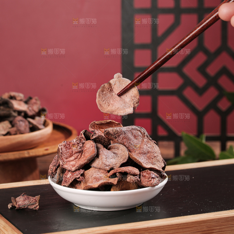 深底上的红乳牛肝菌