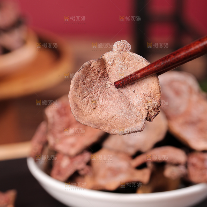 深底上的红乳牛肝菌