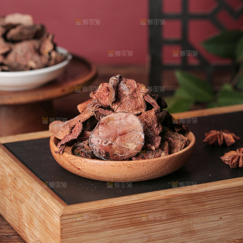 深底上的红乳牛肝菌