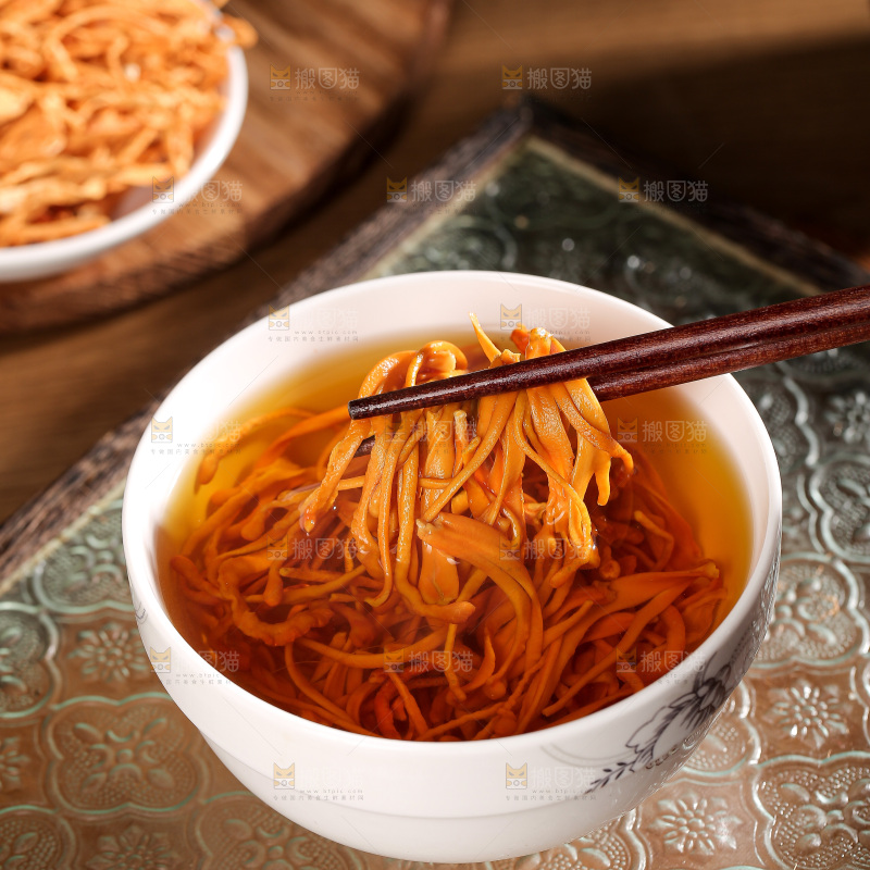 深底上的虫草花