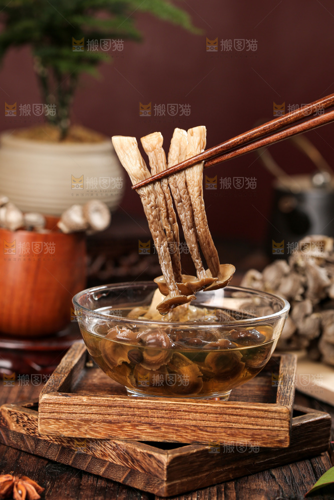 深底上的鹿茸菇