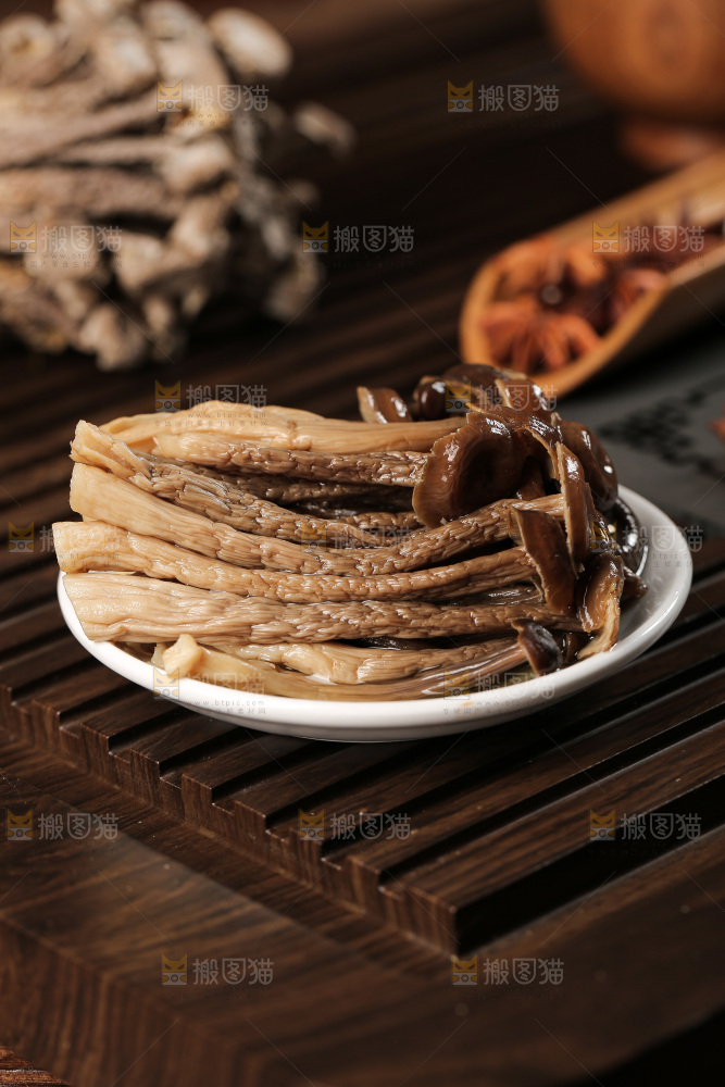 深底上的鹿茸菇
