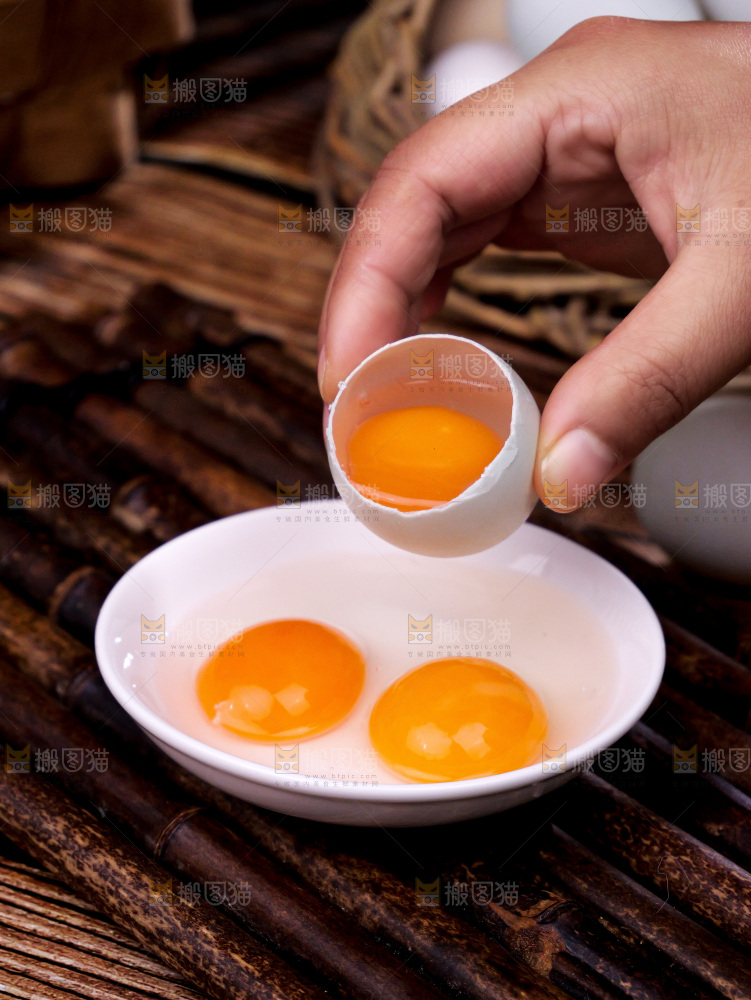 深底上的鸭蛋